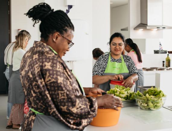 Verzorgenden in opleiding maken eten klaar.