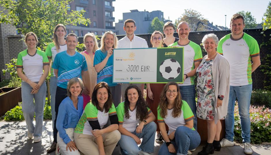 Op het kantoor van Familiezorg O-Vl. werd de cheque van 3.000 euro overhandigd aan David Van Steenbruggen, algemeen directeur van Kom op tegen Kanker.