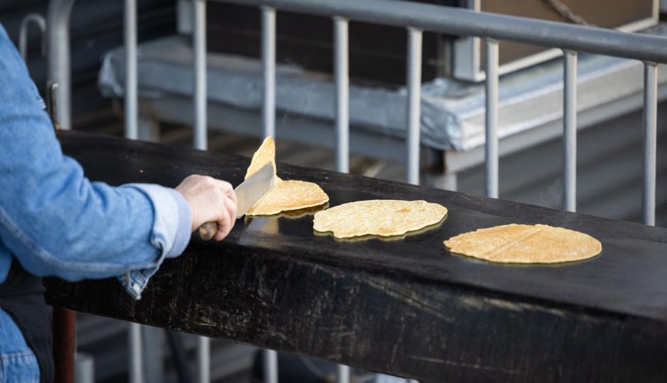 Er werden pannenkoeken gebakken op Sjotten tegen kanker.