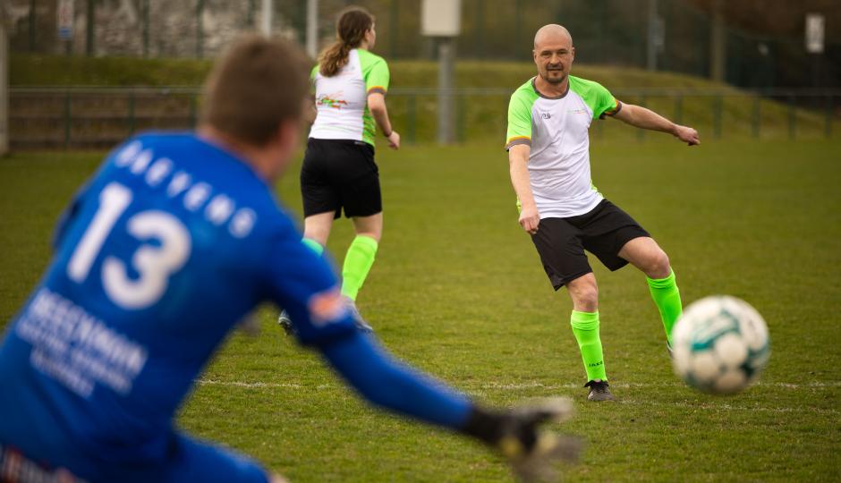De voetbalploeg van Familiezorg warmt op.