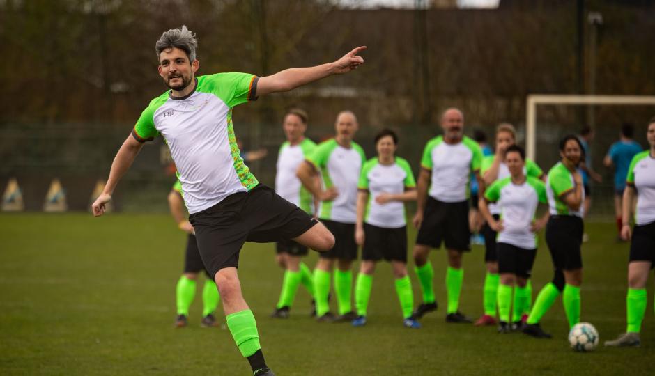 De voetbalploeg van Familiezorg warmt op.