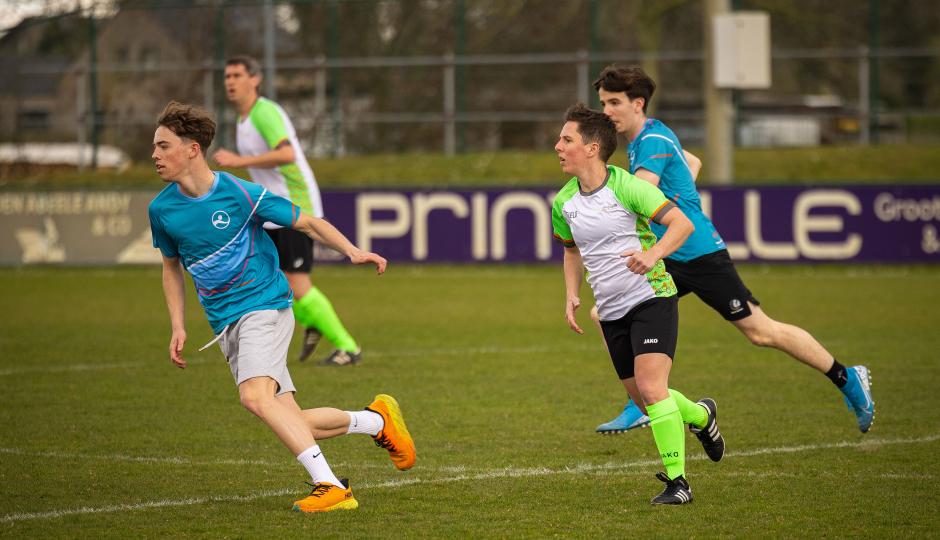 De voetballers in actie.