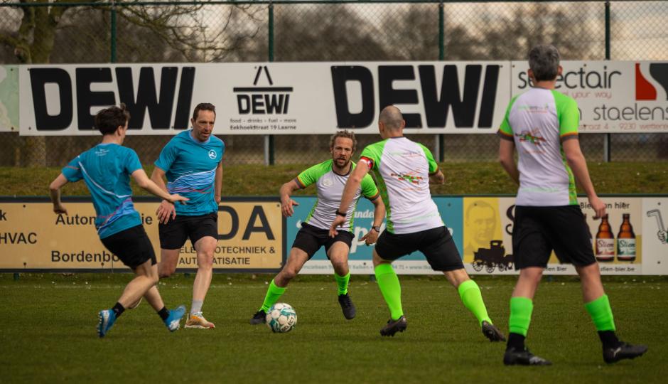 De voetballers in actie.