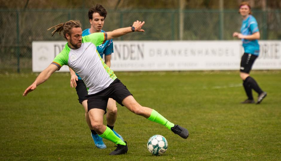 De voetballers in actie.