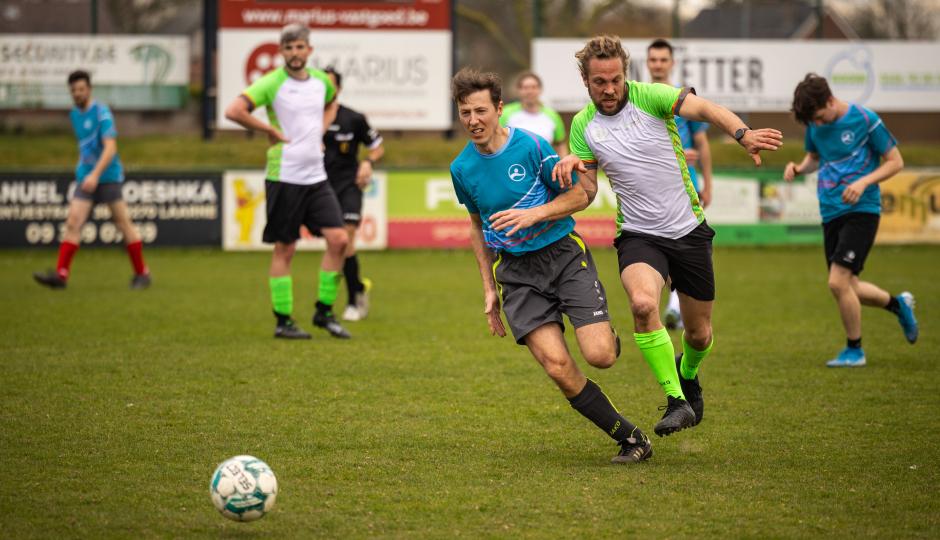 De voetballers in actie.