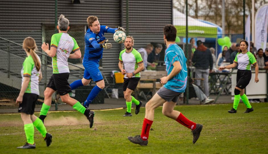 De voetballers in actie.