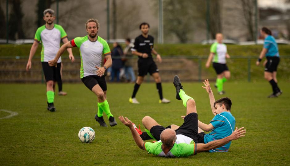 Voetballers in actie.