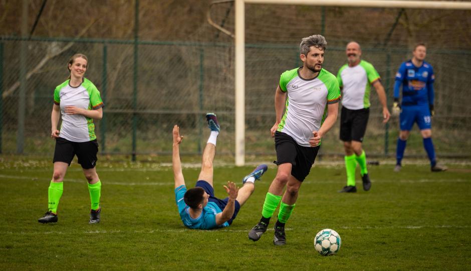 Voetballers in actie.