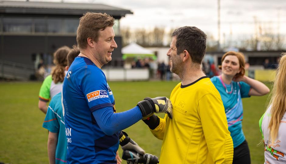 De ploegen groeten elkaar na de match.