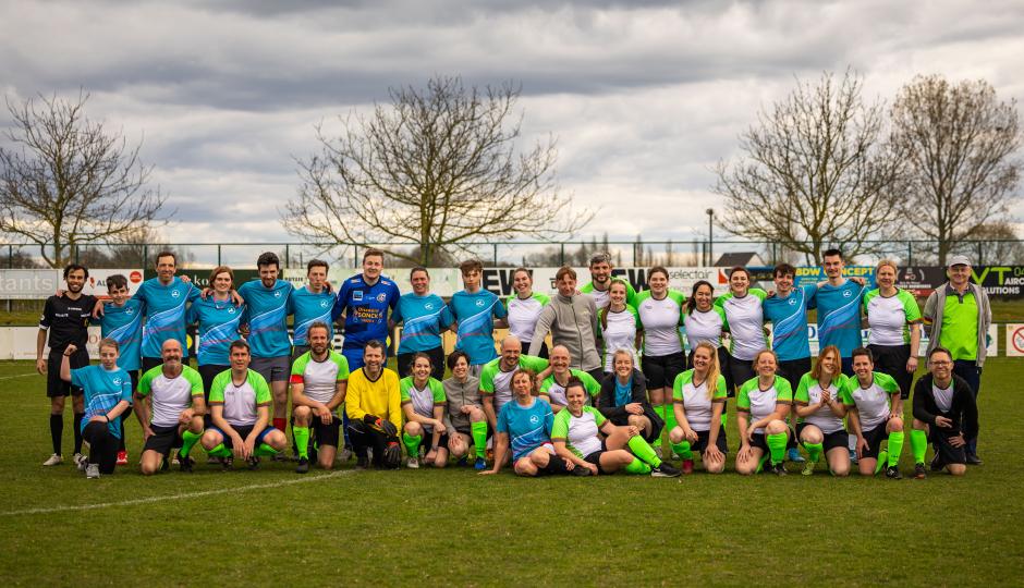 De voetbalploegen van Familiezorg en Familiehulp.