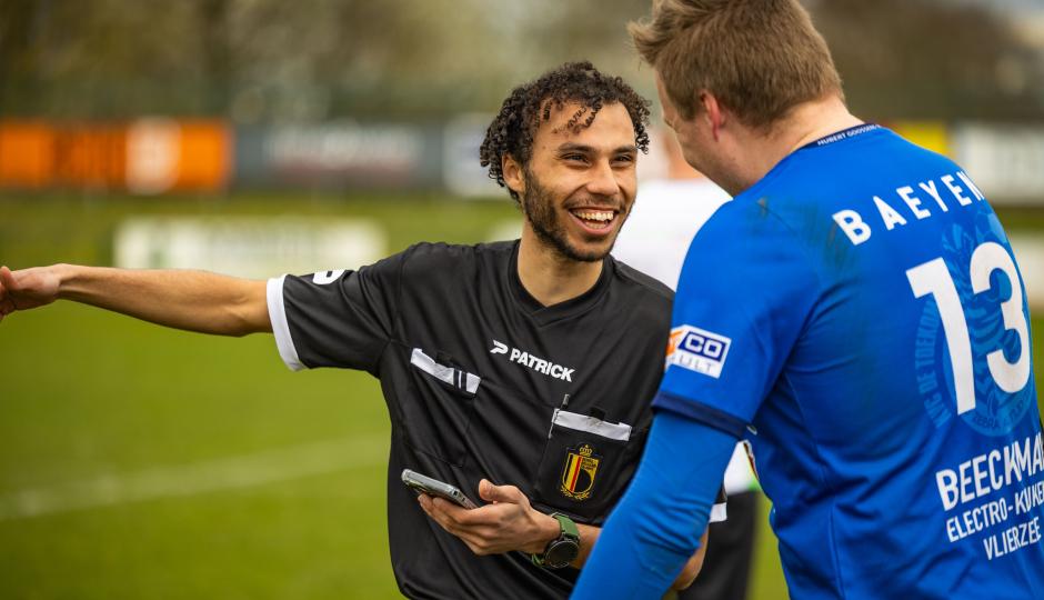 De voetbalmatch werd begeleid door een topscheidsrechter!